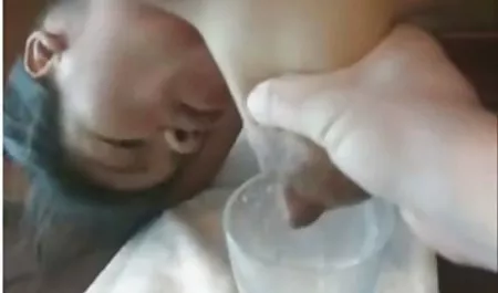 Мама дівчата в панчохах і спідницях з хлопчиками