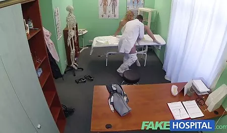 Люди з татуюваннями поімєлі відео секс в панчохах в її киска