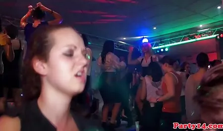 Трохи зрілі в панчохах відео нахиліться вперед і трахнув блондинку підліток в панчохах